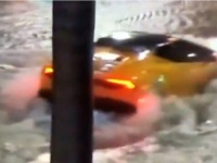 イエローサブマリンかな？高級スポーツカー、ランボルギーニが潜水艦状態になっている件（アメリカ）