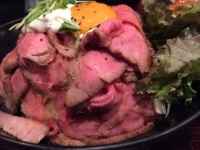 ローストビーフ丼、税込880円（原宿店、写真は編集部撮影）