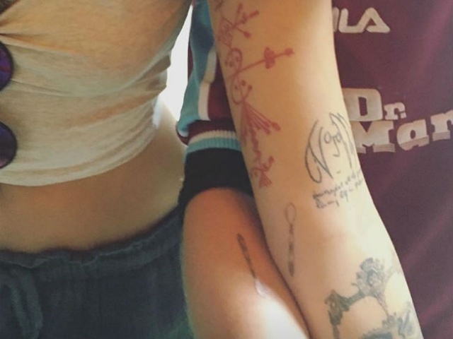 マイケル ジャクソンの娘パリス マコーレー カルキンとお揃いタトゥーに 1ページ目 デイリーニュースオンライン