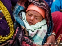 避難所でおばあちゃんの腕に抱かれながら眠る赤ちゃん。© UNICEF_NYHQ2015-1263_Zammit