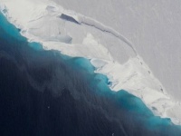 南極の下にぽっかりと広がる巨大な空洞発見される。空洞は現在も急速に拡大中（NASA)