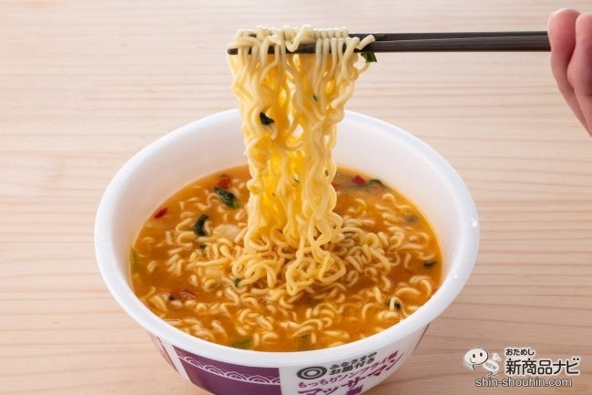 もっちり®ノンフライ麺 マッサマンカレー麺　面を箸で持ち上げたところ