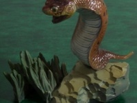 つちのこのフィギュア（Stray Slothさん撮影、Wikimedia Commonsより）