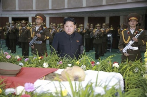 故李乙雪氏を弔問した金正恩氏(2015年11月9日付労働新聞より)