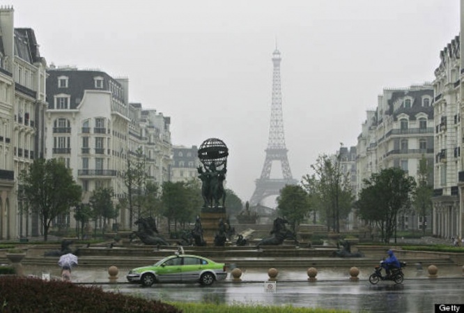 TO GO WITH " Les Chinois visitent Paris.