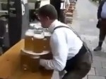 尋常じゃない量の『ビールジョッキ運び』に挑戦！？　果たして結果は…？？
