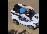 小さい子どもが、おもちゃの車で居眠り運転！（笑）