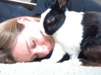ウサギのくしゃみは可愛かった？耳元でハクションやられて飼い主さんビックリ