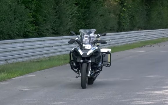 無人バイクが道路走っとる！BMWが公開した自動運転バイクが凄い！
