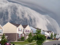 津波にしか見えない！でも海はない！驚くべき雲をとらえた映像