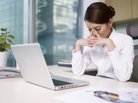 オフィスワーク中の頭痛を我慢している女性は2割！　気になるその理由って？