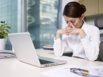 オフィスワーク中の頭痛を我慢している女性は2割！　気になるその理由って？