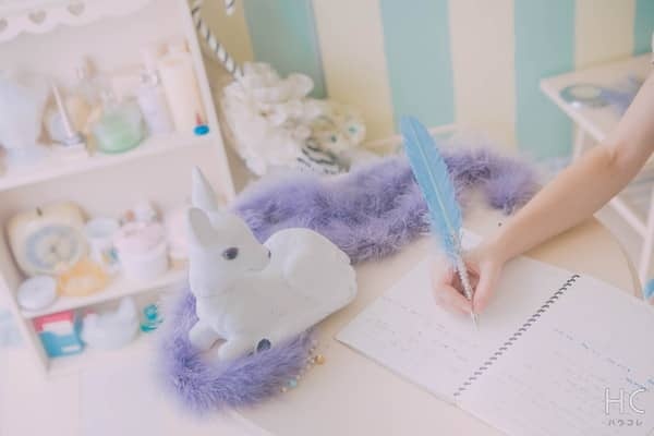 手紙を書く女性の手