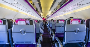「友人に会いに行くため、大嫌いな飛行機に搭乗。恐怖で震える私を見て、隣の席のカップルが笑いだし...」（京都府・30代男性）