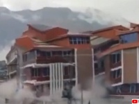 パキスタンの高級ホテルが一瞬にして鉄砲水に飲み込まれる衝撃の瞬間