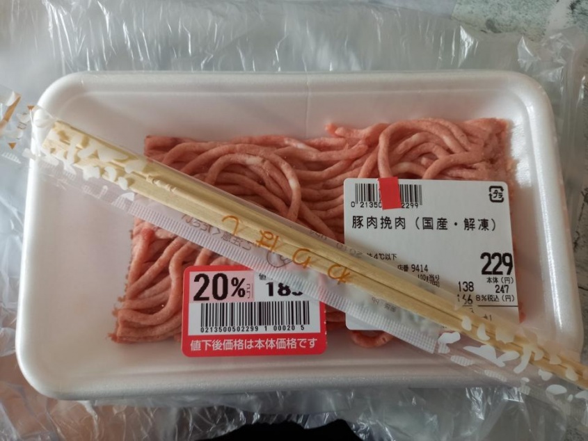 挽肉に割り箸（写真提供：彩り夏野菜さん）