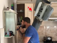 ロシア軍のミサイルが突き刺さった台所でヒゲをそる男性