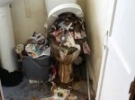 【最強汚部屋】部屋が「ゴミと糞尿の城」に！　惨状をご覧ください…