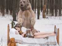 本物の巨大クマと2人の美女がロシアの森で寄り添いあいながら魅惑のポーズ。狩猟反対キャンペーン