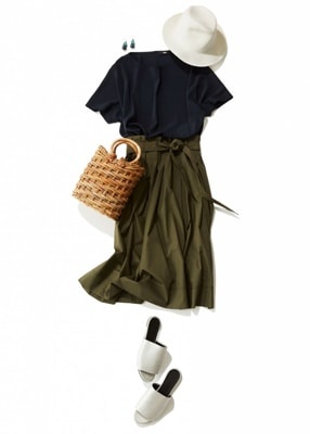 あえての色が今っぽい。ユニクロで作る「真夏のこっくりカラーコーデ」3選