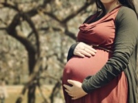 お腹の圧迫、大丈夫？　妊婦さんが着てたら、心配になる服装6選