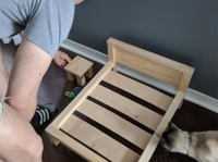 猫を飼うことに反対し続けていた夫が夢中になって日曜大工。何を作っているのかと思えば完璧な猫用ベッド！