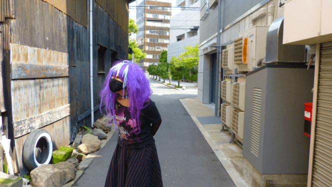 迫る紫色の稲妻