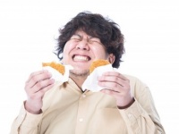 一緒にご飯食べたくなくなるわ!!　どうしても受け入れられない彼の食習慣3つ！