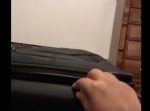 中でモゾモゾ。　スーツケースを開けたら飛び出てきたのは…？