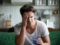 海外で二日酔いに効くと言われている5つの方法を科学的に検証