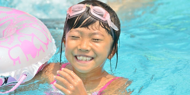 プールで遊ぶ子ども