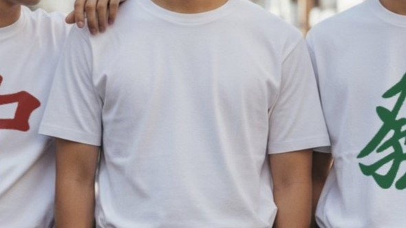 オシャレな〝白T着こなし勢〟を陥れる「恐怖のTシャツ」に11万人驚がく 「エグい」「ないちゃう」