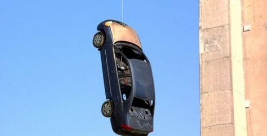 車が吊り下げられる怪事件