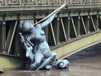 レ・ミゼラブル。大豪雨によりセーヌ川が氾濫。ルーブル美術館では美術品を移動