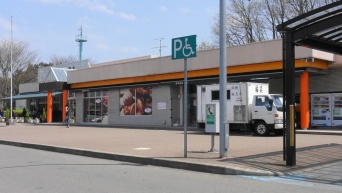 菅生PA（アラツクさん撮影、Wikimedia Commonsより）