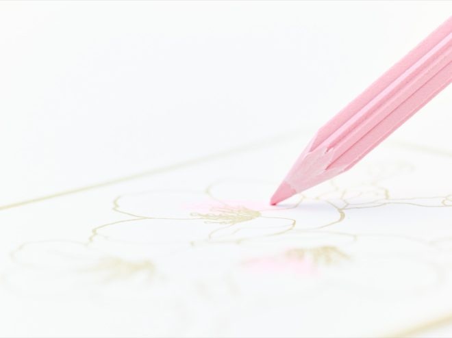 伝統的な花のかたちと色を持った「花色鉛筆」