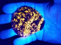 紫外線で光る！発光する新種の鉱物「ユーパーライト」がアメリカで発見される