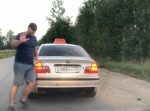 客がビンをポイ捨て。→怒ったタクシー運転手が予想外の行動に！