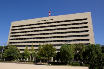 『デリヘル』女性を呼んで盗撮　見つかると「俺は教諭だ」　市立高校・男性教諭(34)懲戒免職