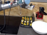 料理動画を見てレシピを学び料理を再現するロボットを開発