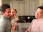 「だーれだ？」パパが双子で赤ちゃん混乱、大混乱！