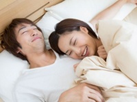 暑がり男性に聞いた！　彼女と寝るときのクーラーの設定温度はどうしてる？