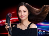 使うと髪の水分量がアップする⁉　次世代型ドライヤー「SHOWER DRYER」発売