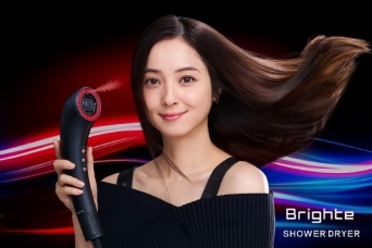 使うと髪の水分量がアップする⁉　次世代型ドライヤー「SHOWER DRYER」発売
