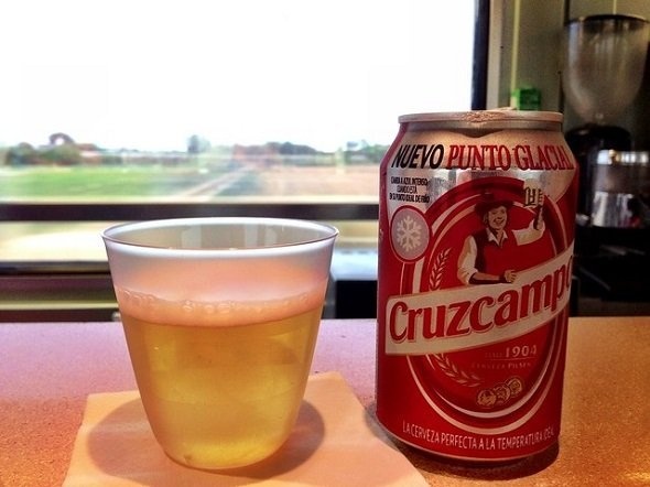 列車の中で飲むビールはこたえられない（Karl Baronさん撮影、Flickrより）
