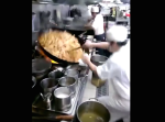 迫力満点！　中国料理人の激しすぎるチャーハン調理動画が話題に