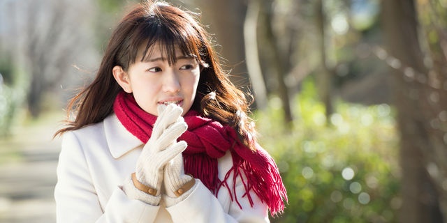 冬の寒い屋外にいる女性