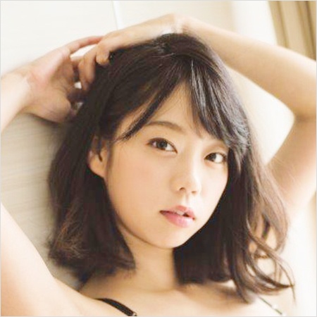 バストを白いクリームで…有名グラドルのYouTube動画が「過去イチで艶っぽい！」