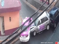 制御不能、事故多発。車、バイク、人までもが滑り落ちるメキシコ名物「滑り台坂」