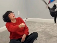 猫を飼ったら毎日がカオス？「ねえ、この子とどうやって遊んだらいいの？」猫飼い初心者のママ、子供たちにSOSを出す
